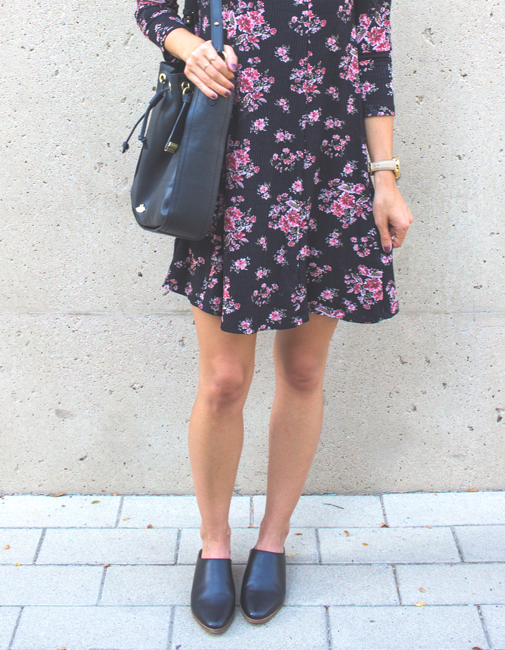 livvyland-blog-olivia-watson-lush-floral-black-shift-dress-brahmin-bucket-bag-ray-ban-wayfarer-sunglasses-madewell-slip-on-mules-6