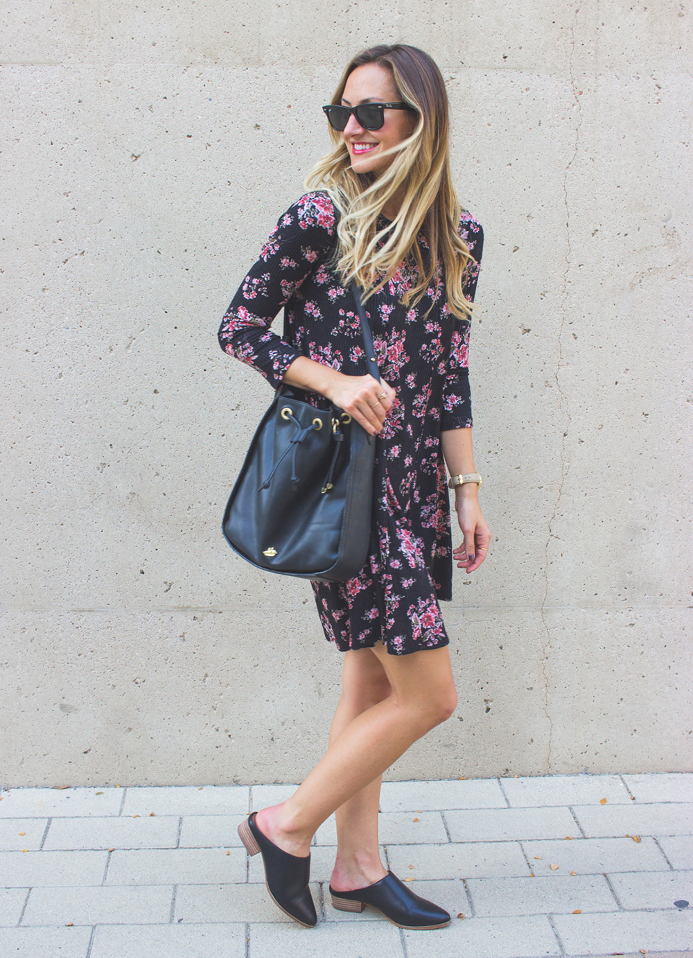 livvyland-blog-olivia-watson-lush-floral-black-shift-dress-brahmin-bucket-bag-ray-ban-wayfarer-sunglasses-madewell-slip-on-mules-9