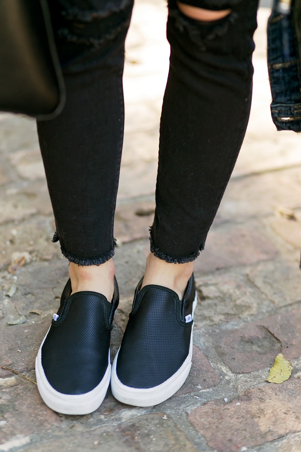 livvyland-blog-olivia-watson-austin-texas-fashion-blogger-toms-coffee-roasters-silver-jeans-tuesday-skinny-jeans-vans-slip-on-black-sneakers-1