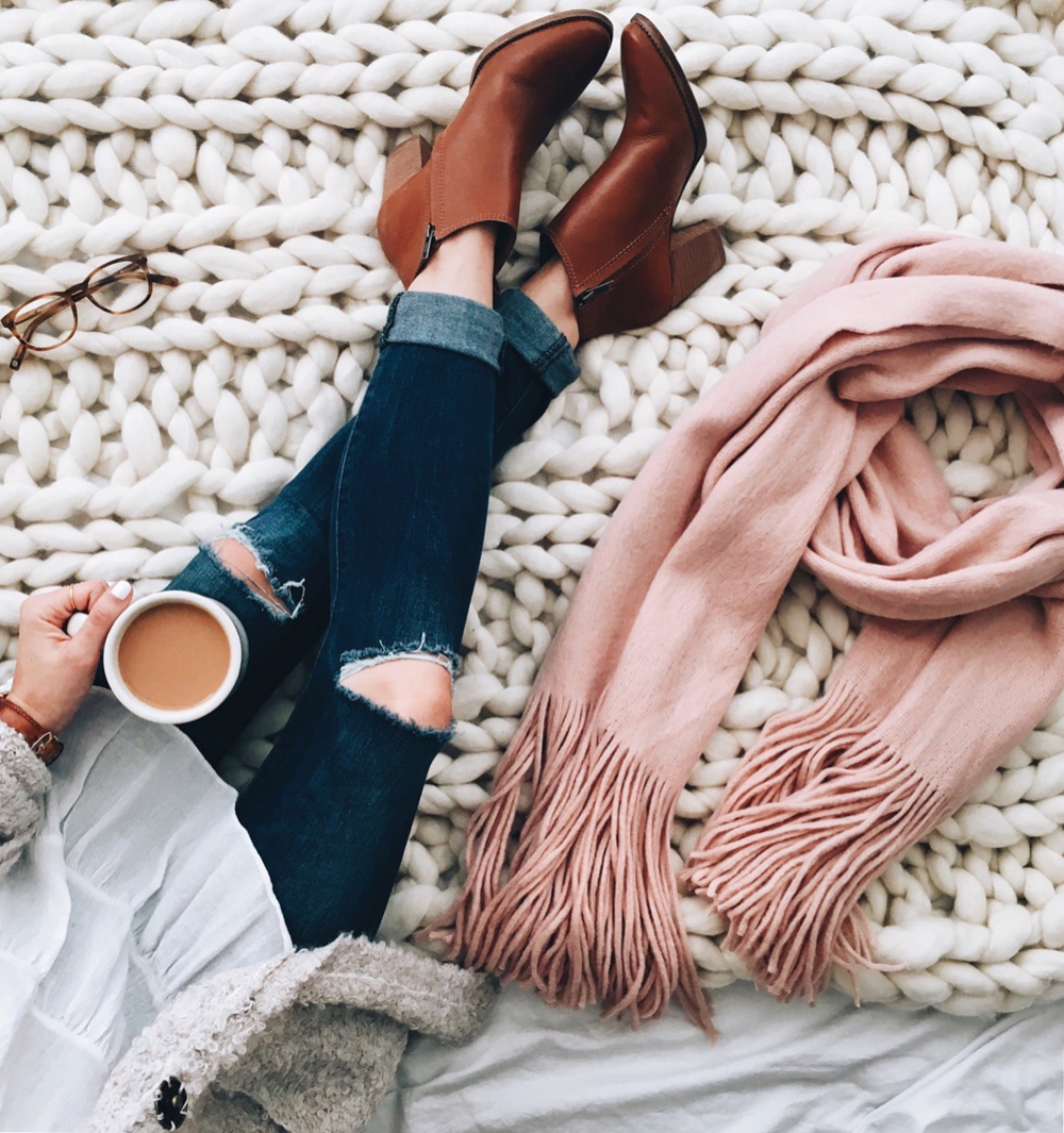 livvyland-blog-olivia-watson-coffee-cozy-bed-madewell-ankle-booties