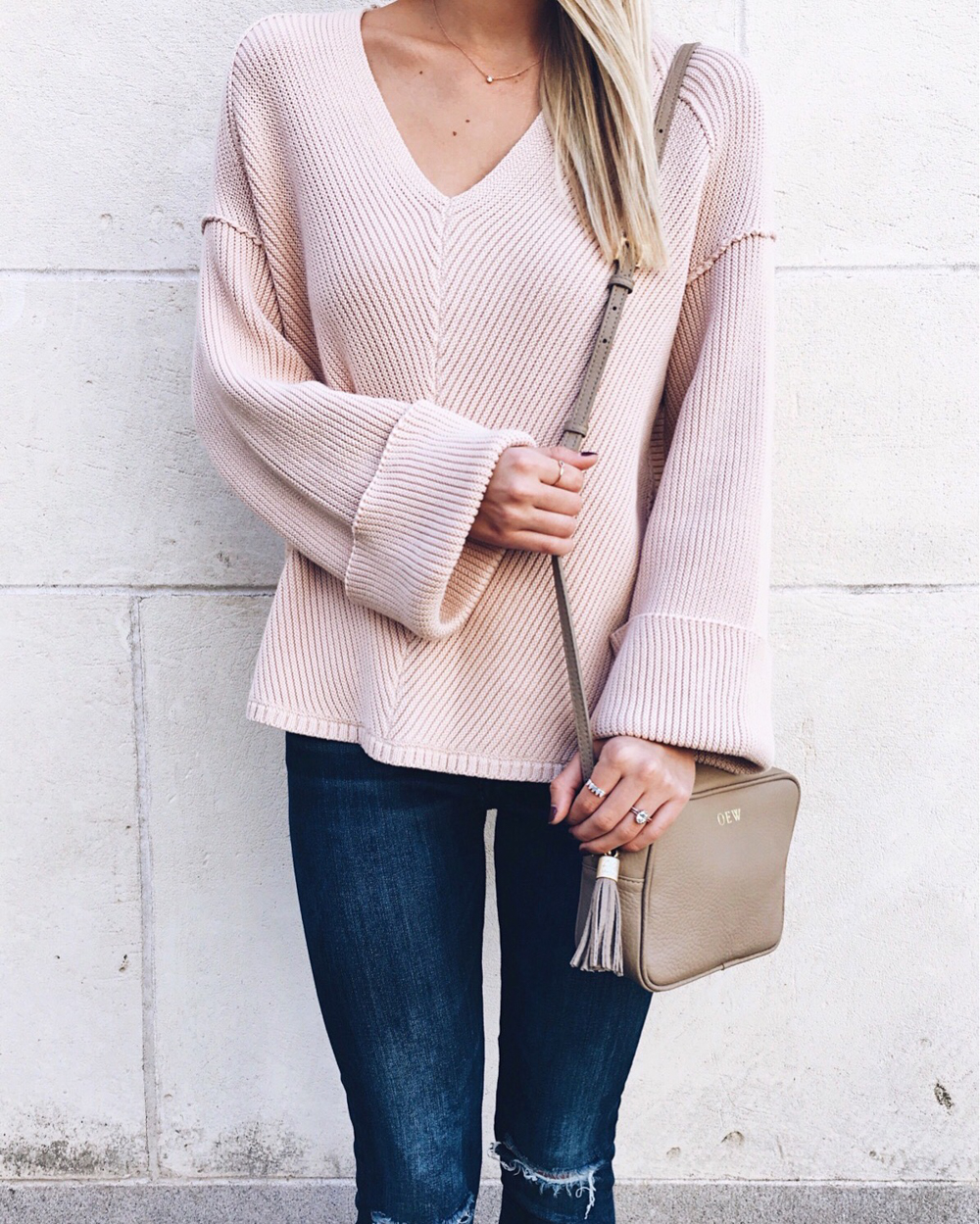 livvyland-blog-olivia-watson-free-people-cozy-oversize-sweater-blush-pink-monogram-handbag