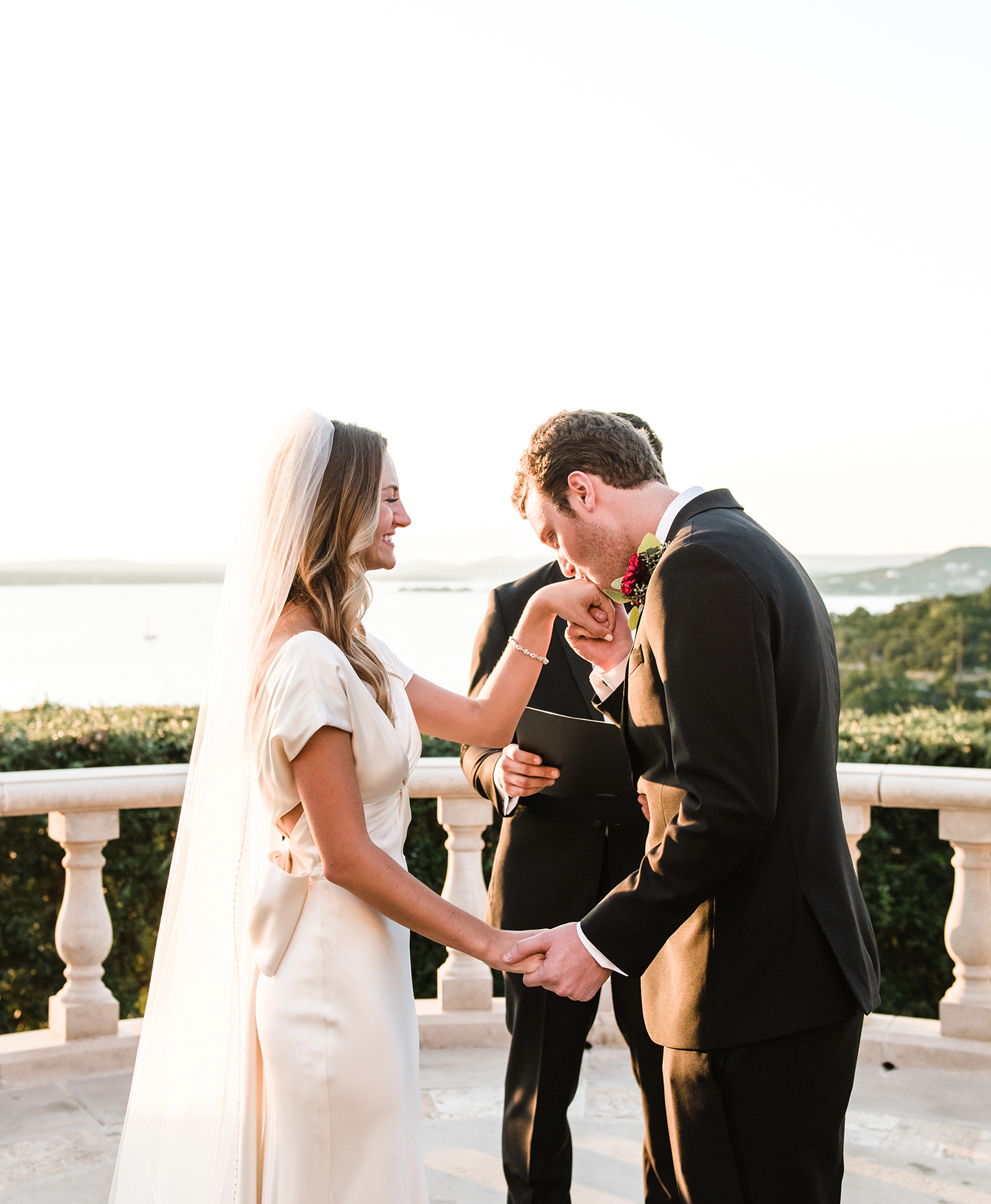 livvyland-blog-olivia-watson-wedding-villa-del-lago-austin-texas-fall-blush-burgundy-classic-romantic-altar-kiss